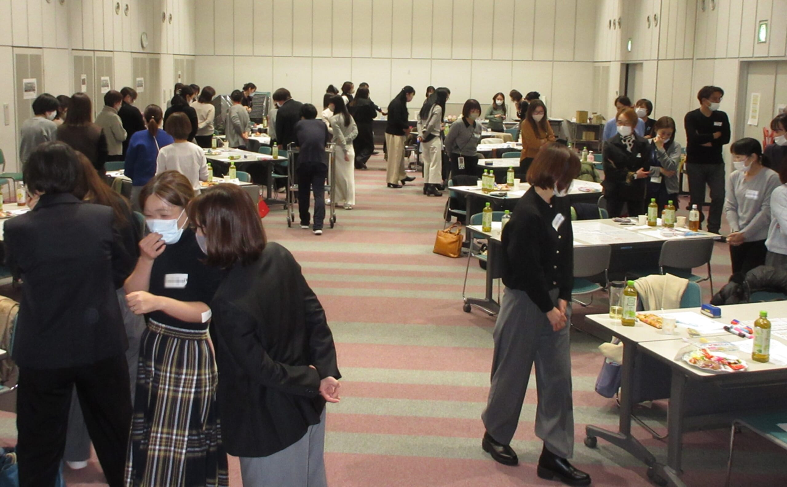 大阪府済生会9病院で働く認定看護師・専門看護師が会場内で交流している写真