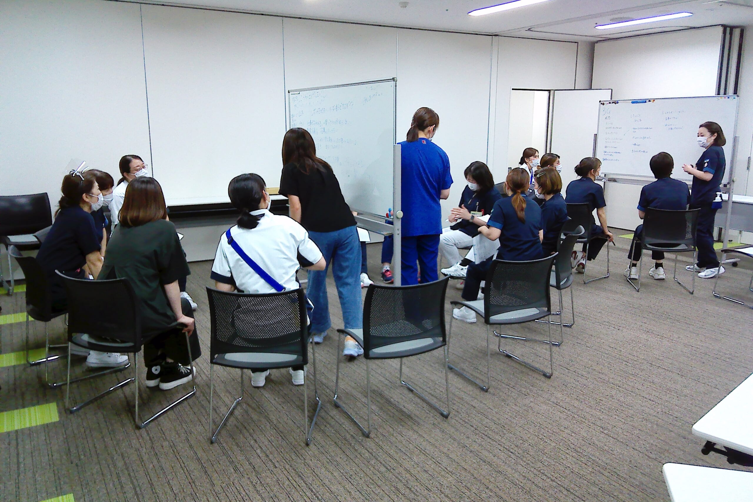 座談会形式で、看護副部長や各分野の認定看護師が語り部となり、自身の歩みや資格取得の背景を後輩に伝えている写真