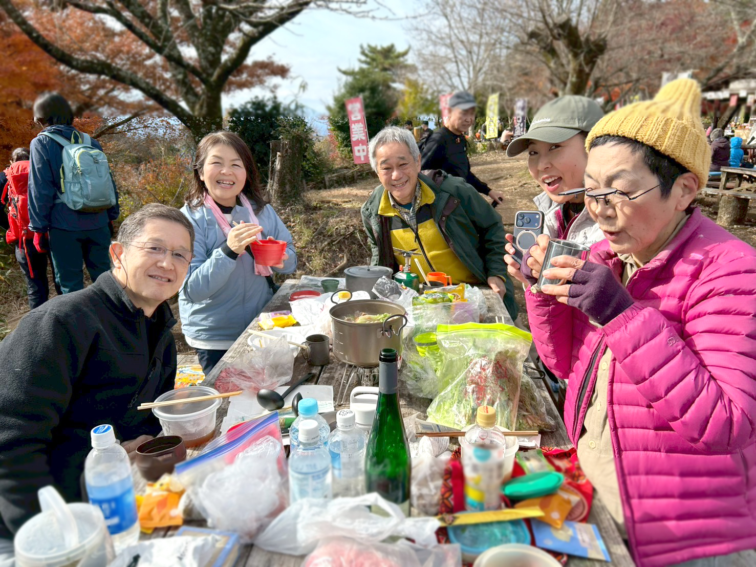 好山会のメンバーである〈埼玉〉川口総合病院の職員たちが高尾山でしゃぶしゃぶ鍋を囲みながら交流を深めている写真