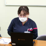 パソコンを用いて講義をしている渡邉美貴副看護師長