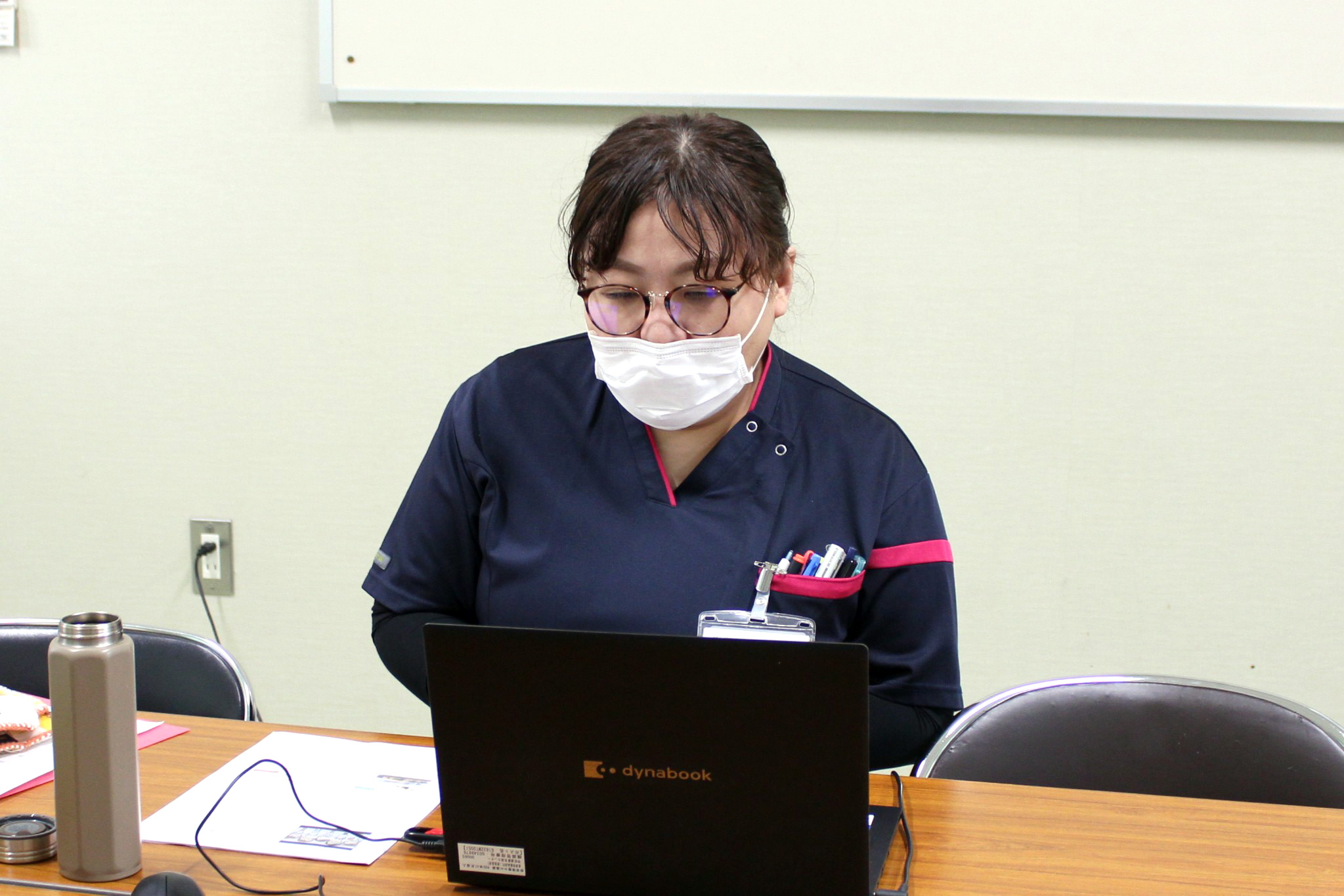 パソコンを用いて講義をしている渡邉美貴副看護師長