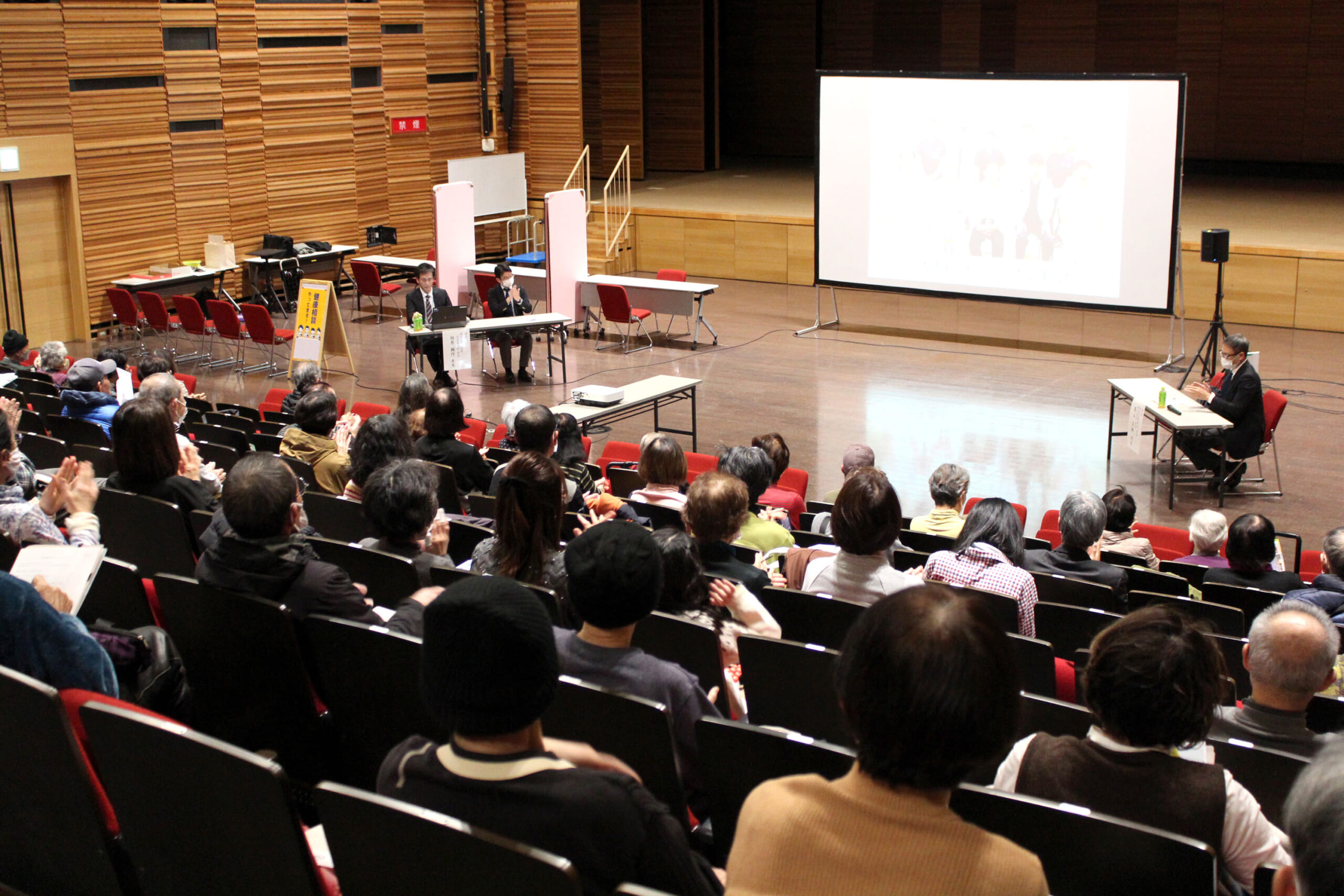 〈大阪〉野江病院の相原顕作呼吸器内科部長が、日本の肺がんの現状から肺がんの予防、診断の流れや最新の治療について講演している写真