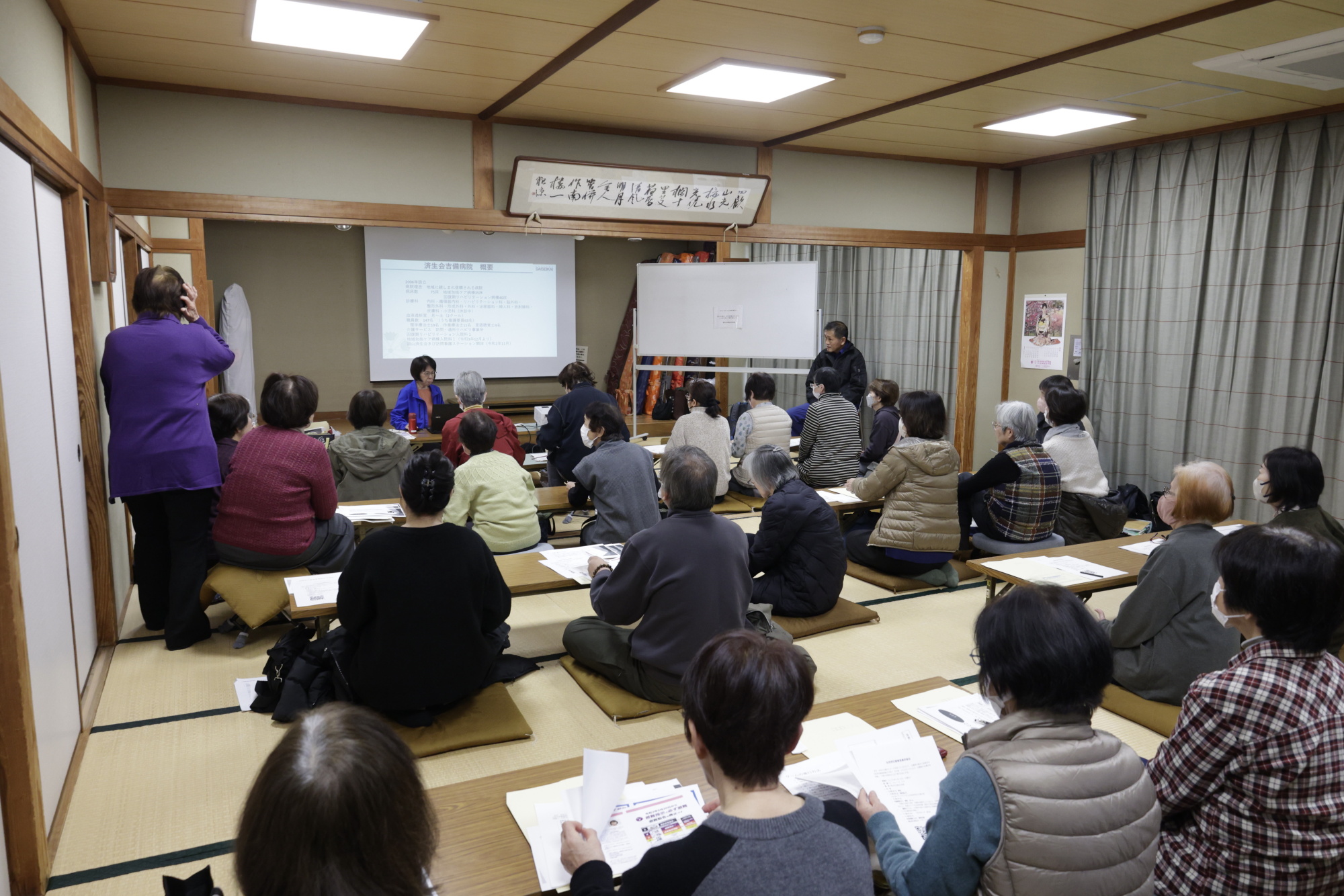 参加者が講義内容についてマイクを持って質問している写真