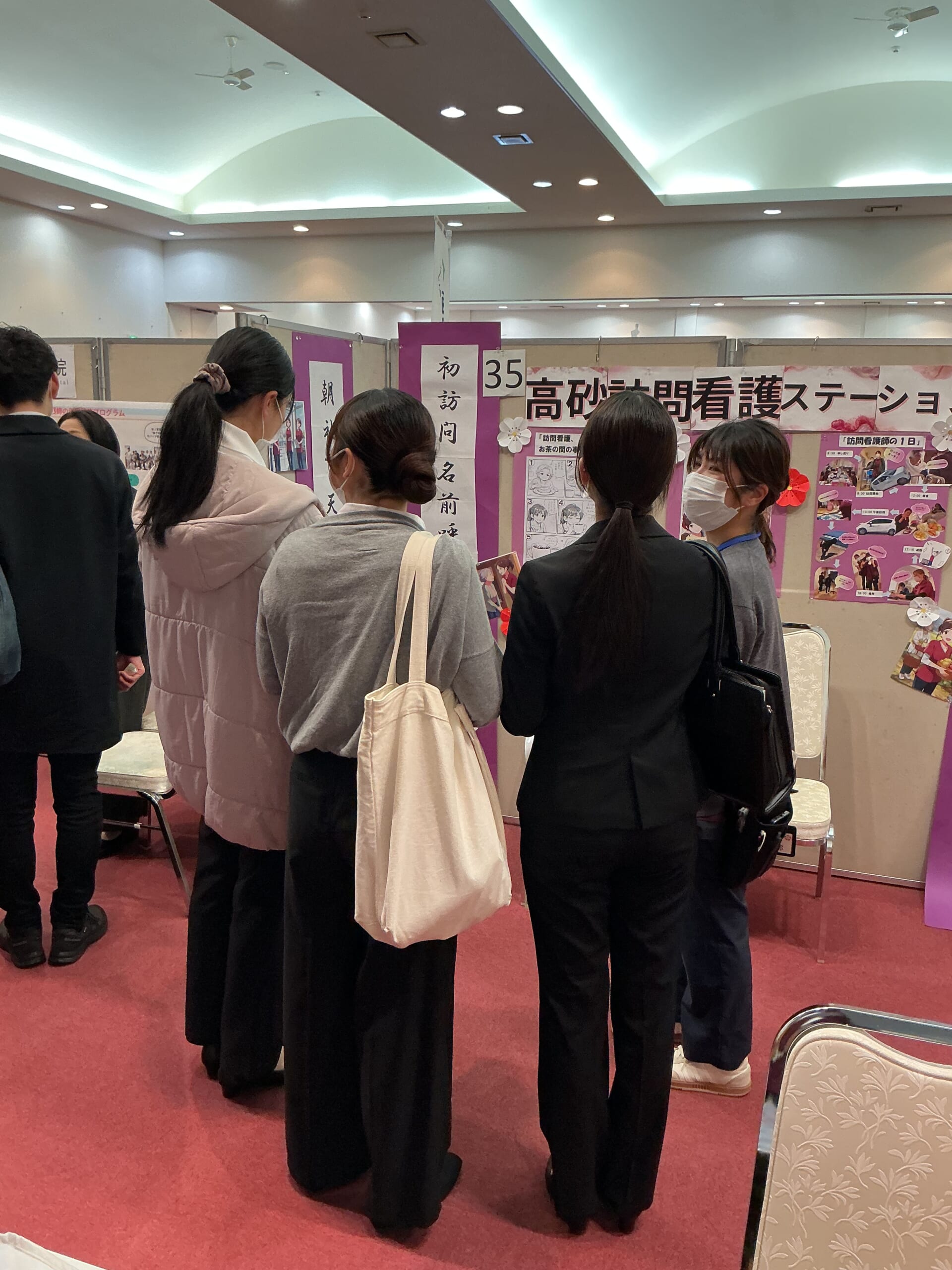 高砂訪問看護ステーションの訪問看護師が来場者に訪問看護のやりがいや魅力をを伝えている写真