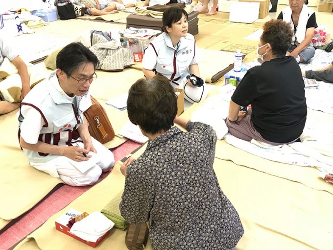 住民を診療する広島病院の診療班