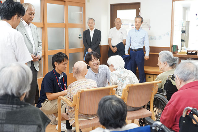 被災したたかね荘こやうら入居者にお声をかけられる秋篠宮殿下