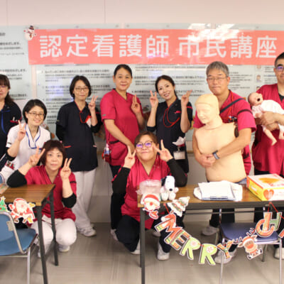 認定看護師が病院ロビーで市民講座