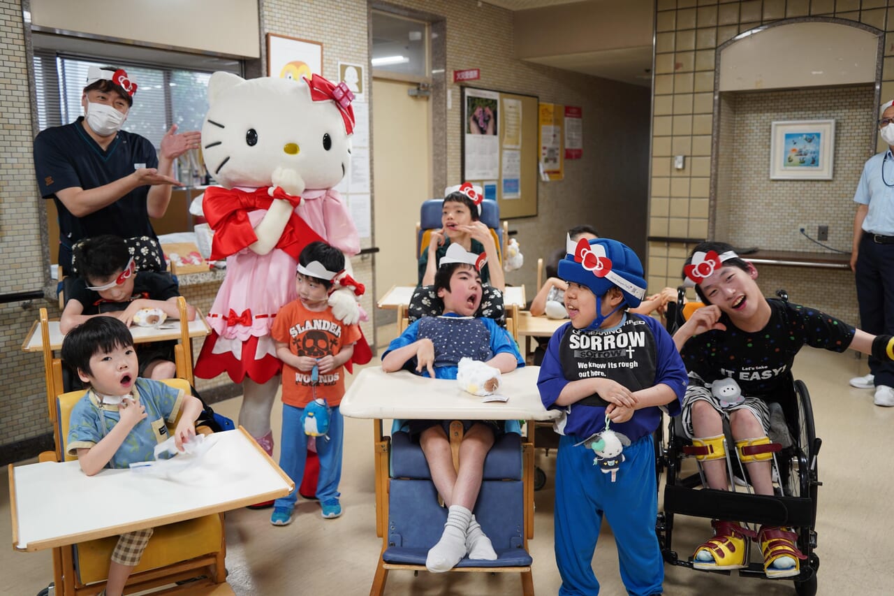 「ハローキティと遊んだよ！」大阪の医療型障害児施設の子どもとダンス
