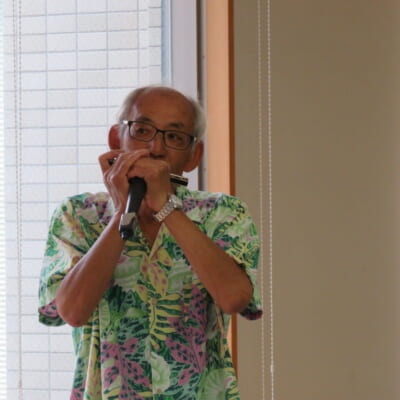 鈴太鼓の演奏と懐かしいハーモニカの音色