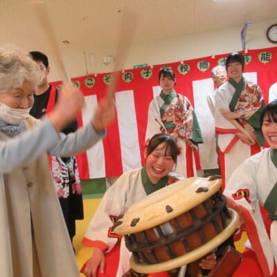 太鼓たたいて満面の笑み
