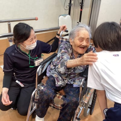 小学校児童との交流が笑顔と活力の源に