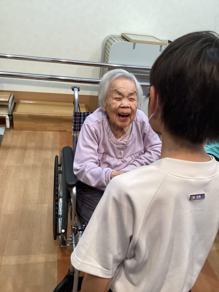 小学校児童との交流が笑顔と活力の源に