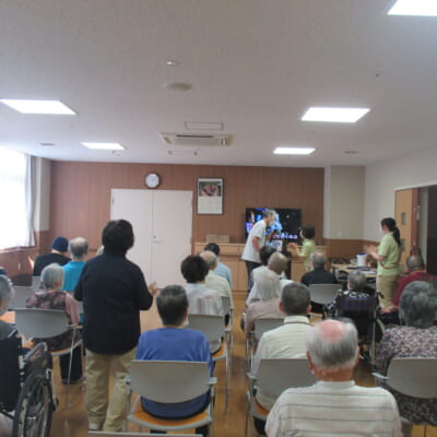 のど自慢大会で12人が熱唱