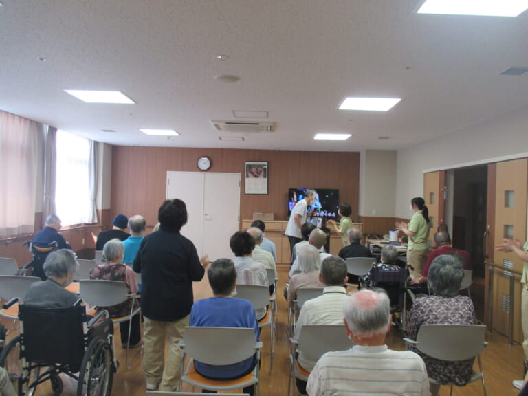のど自慢大会で12人が熱唱