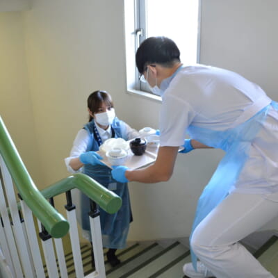 給食を患者さんのもとへ！　災害に備えリレー配膳訓練