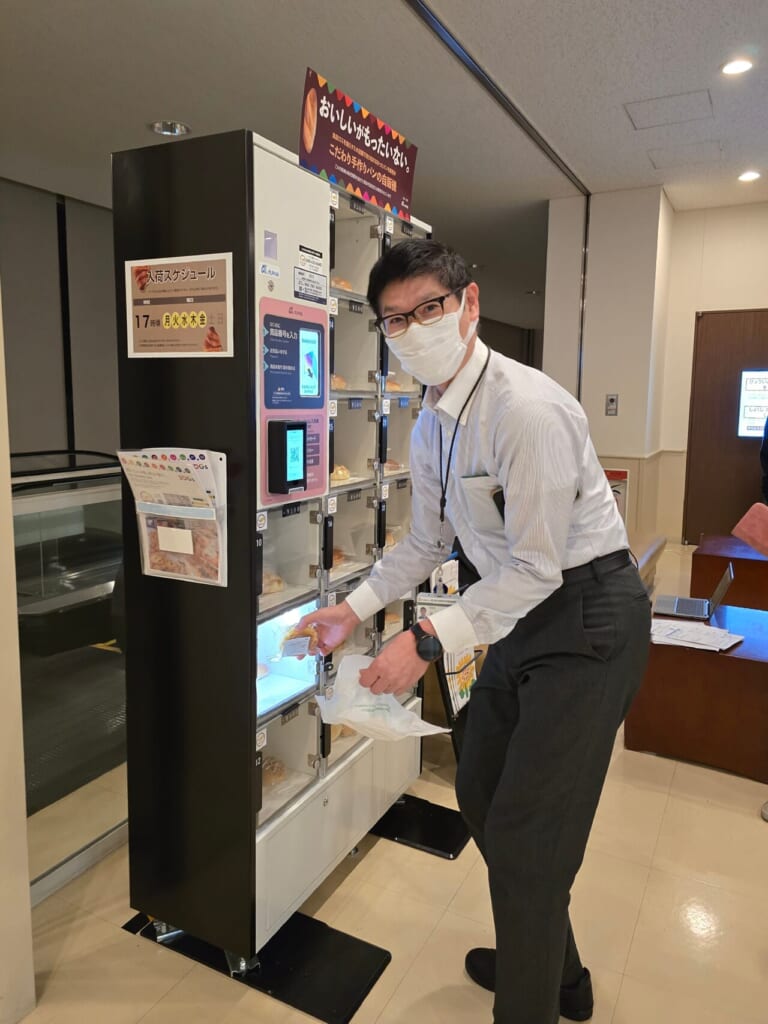 パンで広がる支援の輪SDGsロッカーを設置