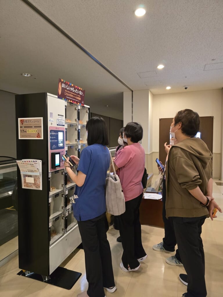 パンで広がる支援の輪SDGsロッカーを設置