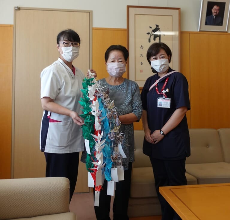 色とりどりの千羽鶴