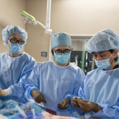 国際学会で下地医師が手技をライブ発信