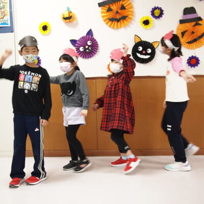 地元小学校の生徒がキュートな音楽劇を披露