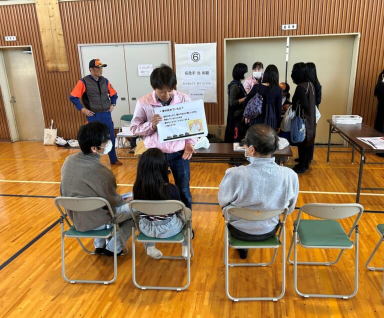 ビニール袋や段ボールで応急手当をしてみよう