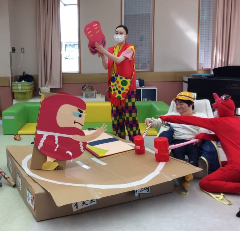 迫力満点！　巨大トントン相撲大会