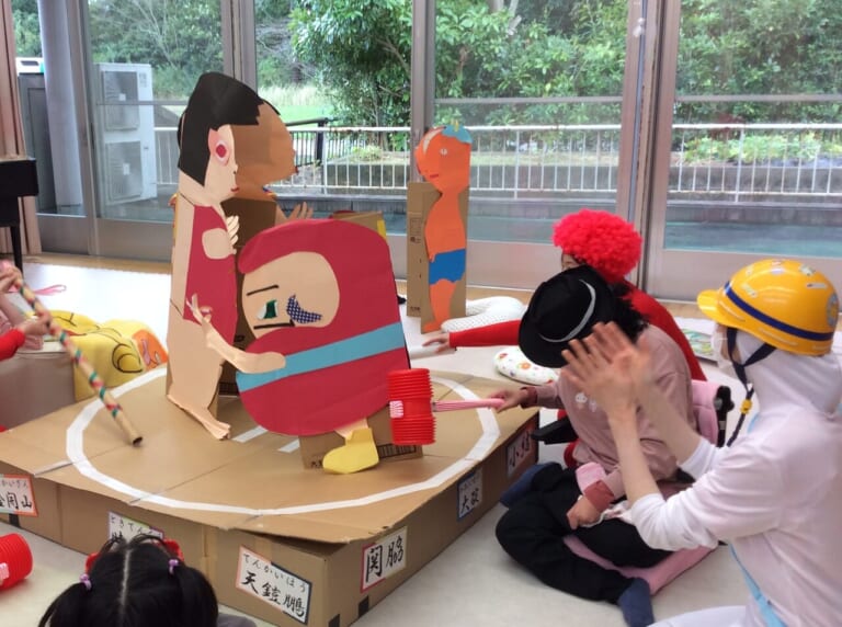 迫力満点！　巨大トントン相撲大会