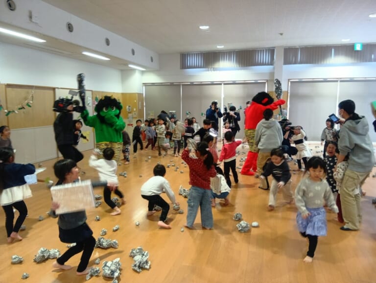 豆菓子メーカー「でん六」のでんちゃんが応援に駆けつける