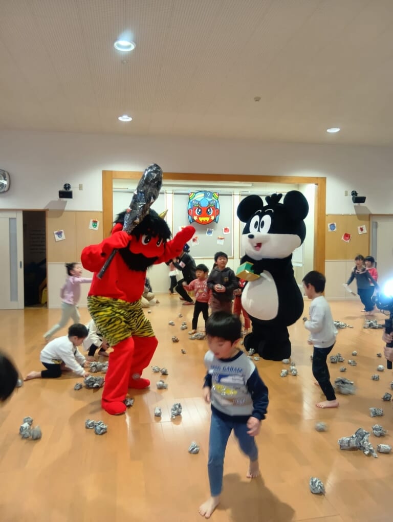 豆菓子メーカー「でん六」のでんちゃんが応援に駆けつける