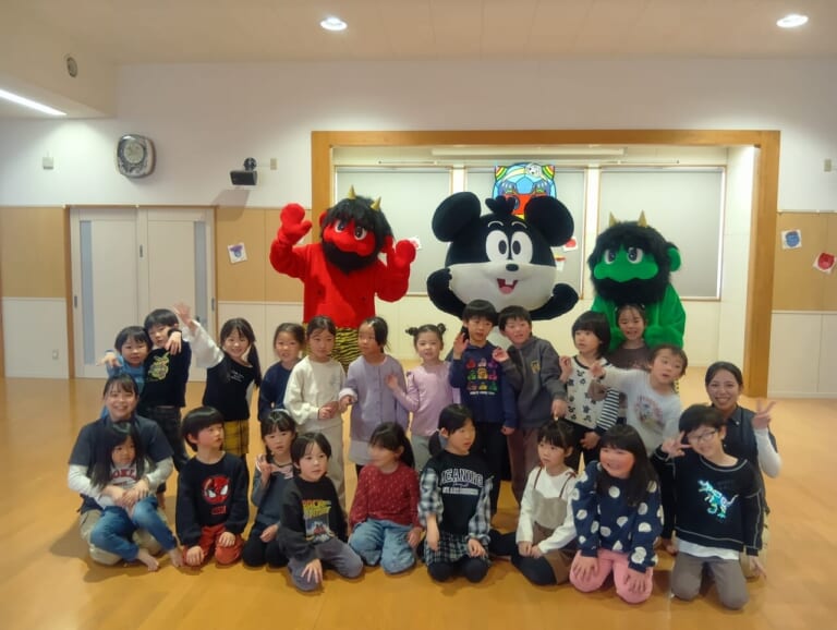 豆菓子メーカー「でん六」のでんちゃんが応援に駆けつける