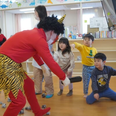 鬼に果敢に立ち向かう院内保育所「なでしこキッズクラブ」の園児たち