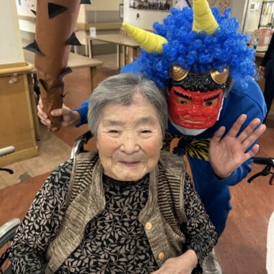 「鬼は外！ 福は内！」青鬼（職員）に豆代わりの玉をぶつける利用者さん