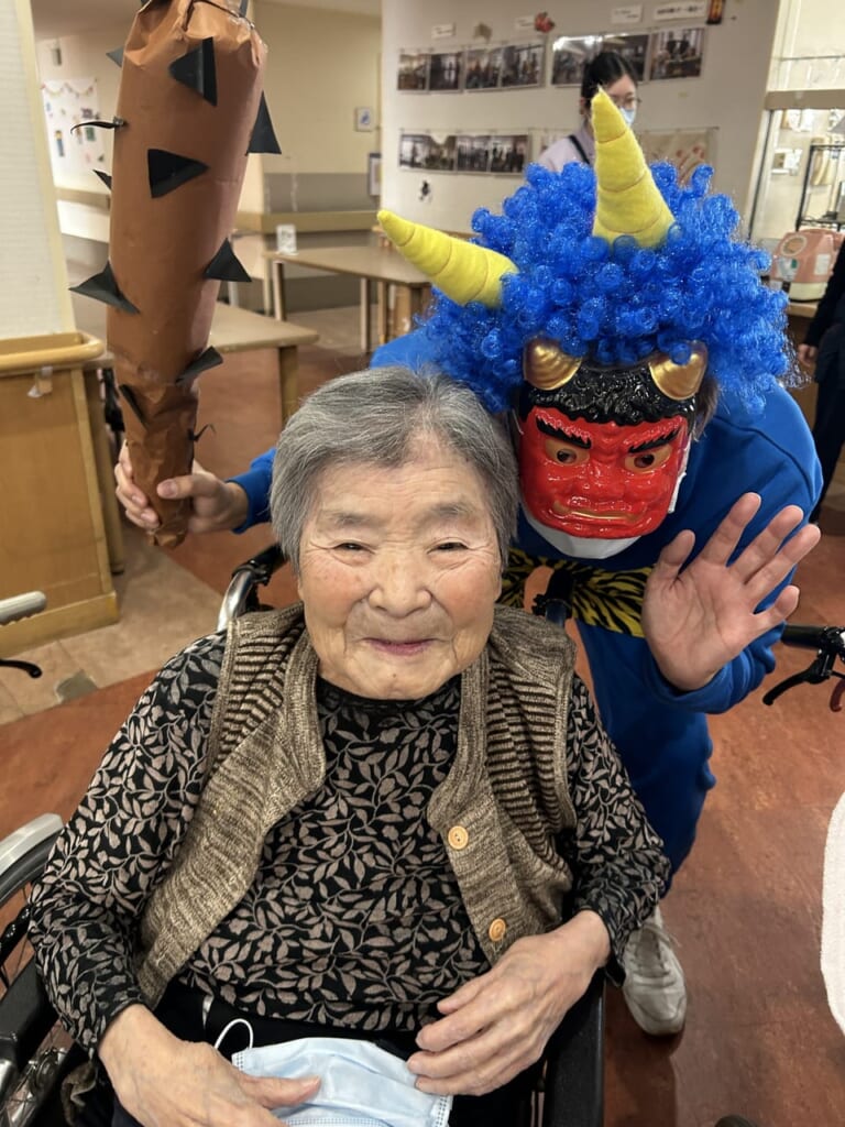 「鬼は外! 福は内!」青鬼(職員)に豆代わりの玉をぶつける利用者さん
