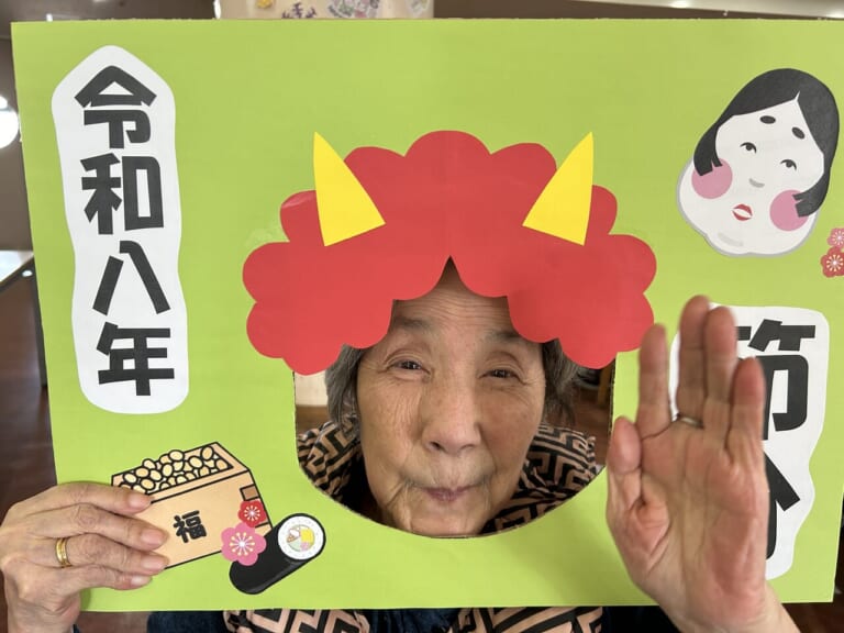 「鬼は外! 福は内!」青鬼(職員)に豆代わりの玉をぶつける利用者さん