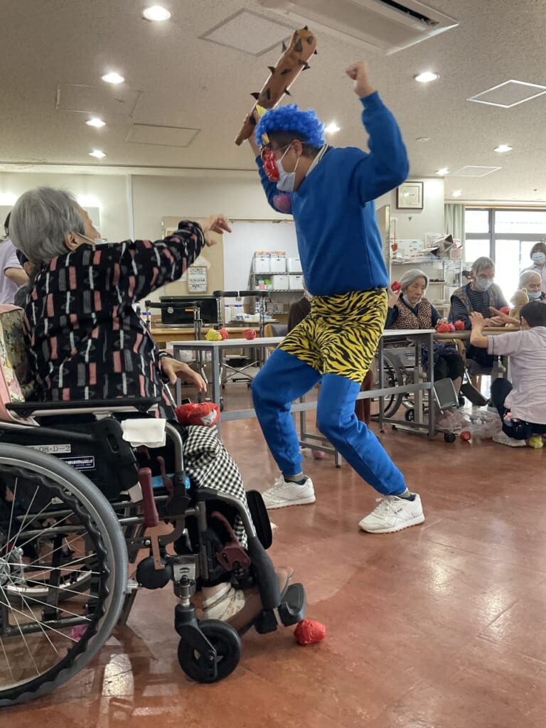 「鬼は外! 福は内!」青鬼(職員)に豆代わりの玉をぶつける利用者さん