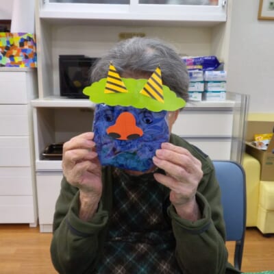 鬼のオブジェ制作。「おかしな顔になっちゃった」「あまり強そうじゃあないけど」との声も