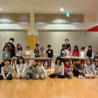 ひなまつりの会では琴の音色にうっとり。みんなでひな壇の飾り付けもしました！