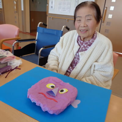 紫のかわいい鬼の飾りは、職員がお手伝いして入所者の小宮ミヤ子さんが作成