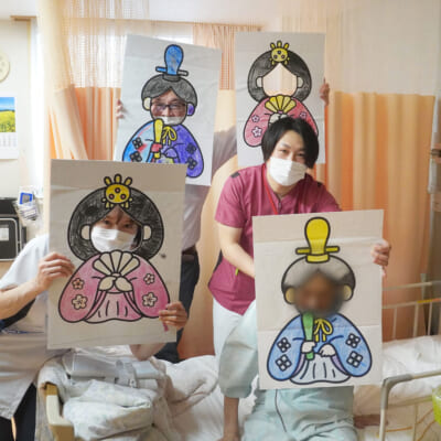 緩和ケアチームのイベント回診用に、院内保育所なでしこキッズクラブの園児たちと「顔出しパネル」を作成。内裏雛になりきった患者さんにも大好評！