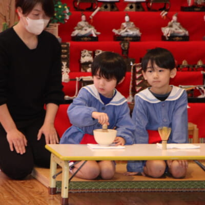 子どもたちが丁寧に点てたお茶を味わう「お別れお茶会」。園児の成長がとても凛々しい
