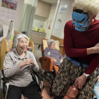 豆に見立てて丸めた新聞紙を青鬼へ、エイッ！　笑顔こぼれる利用者さん