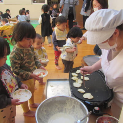 お別れパーティーでは山盛りの焼きそばやホットケーキがすべて売り切れ！ みんなおなかいっぱい！