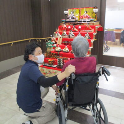 今では貴重な豪華七段飾り！ さながら春のフォトスポットに
