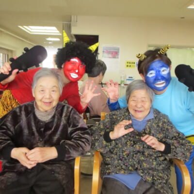 職員の気合の入った鬼の仮装を見て、生き生きと豆まき！　みんな笑顔で記念撮影