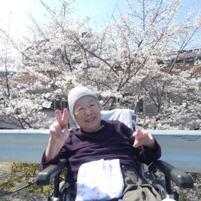 施設の裏庭でお花見！ 記念撮影では笑顔も満開です