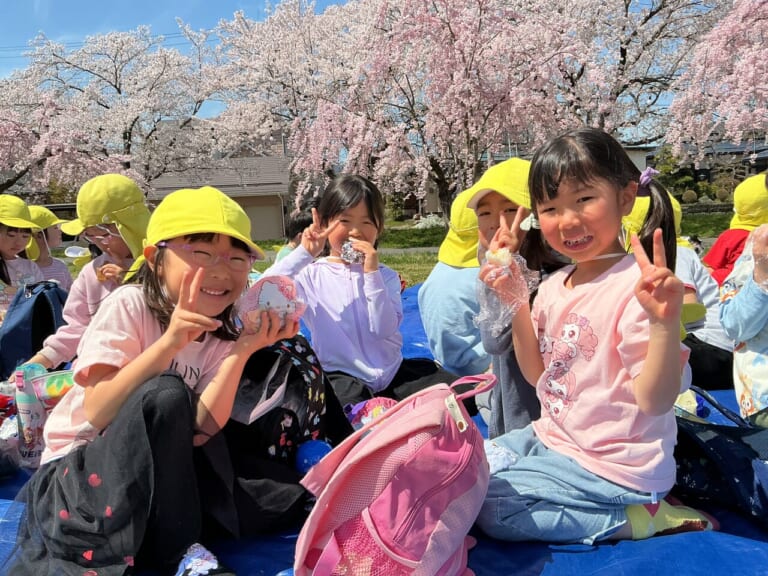 クラスごとに近くの桜の名所でお花見