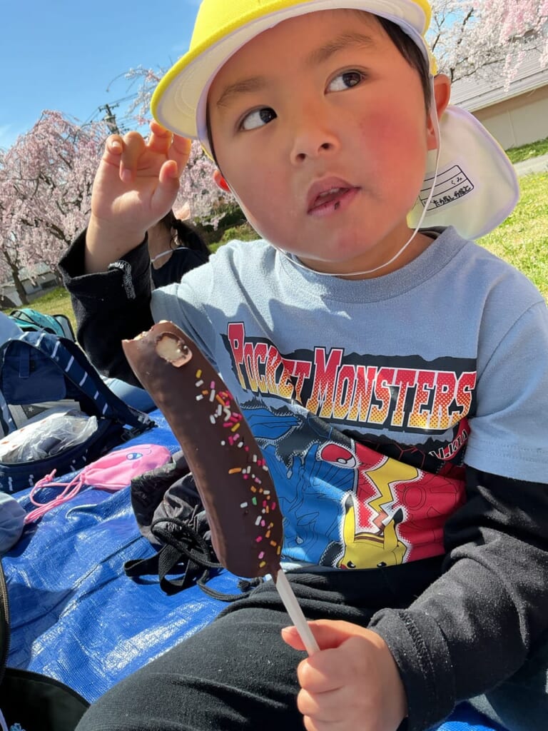 クラスごとに近くの桜の名所でお花見