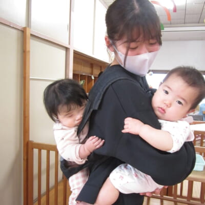 0歳児クラスの新人保育士は抱っこにおんぶにと頑張っています！