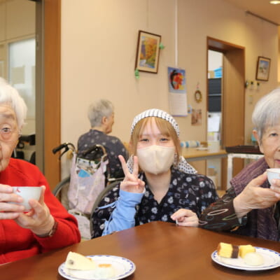 おやつの時間に職員が茶娘姿で登場