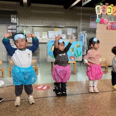 看護週間コンサートでなでしこ保育園の「ぱんだ組」が遊戯を披露